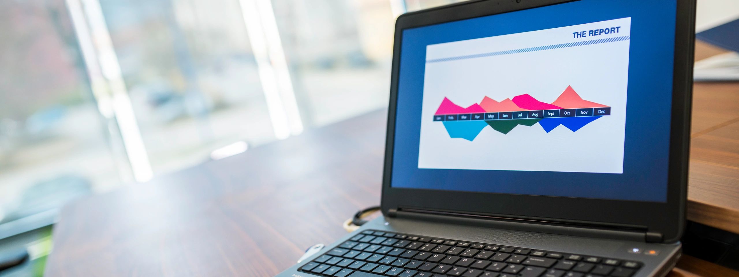 Laptop sobre escritorio en oficina